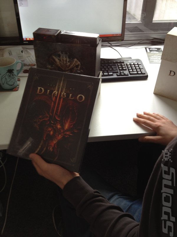 Diablo III - Awesome Unboxing and a Happy Artist News image