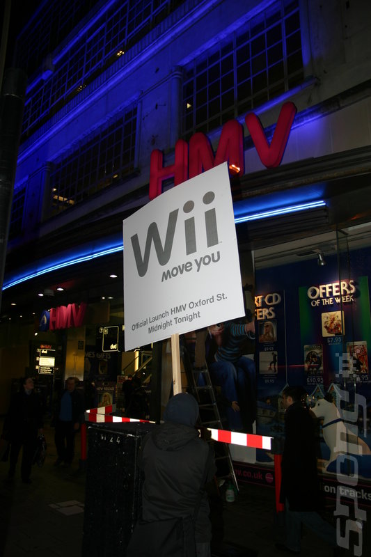 Wii Launch: Media Scrum on Oxford Street News image